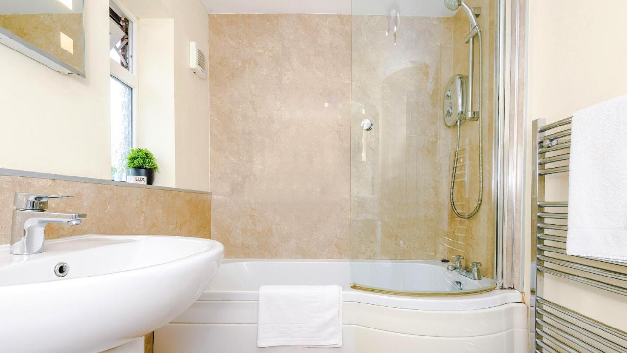 Newhall Road - 4 Bedroom Chester Home - Parking Wervin Ngoại thất bức ảnh