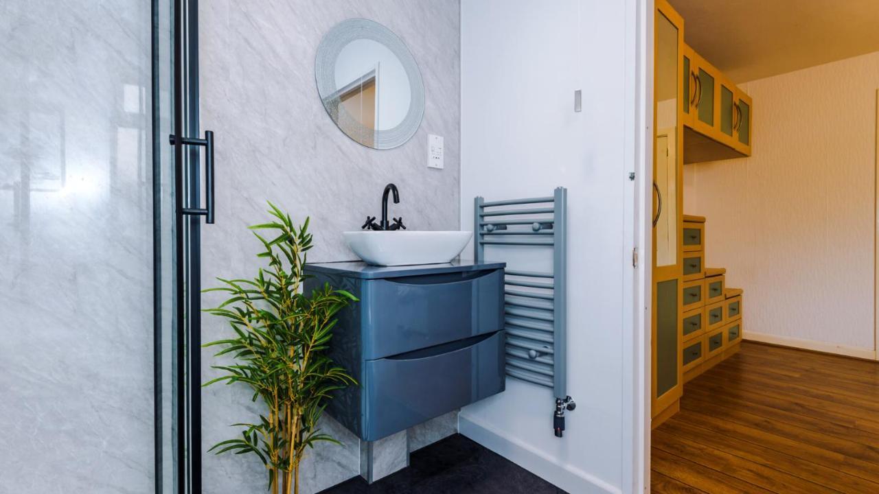 Newhall Road - 4 Bedroom Chester Home - Parking Wervin Ngoại thất bức ảnh
