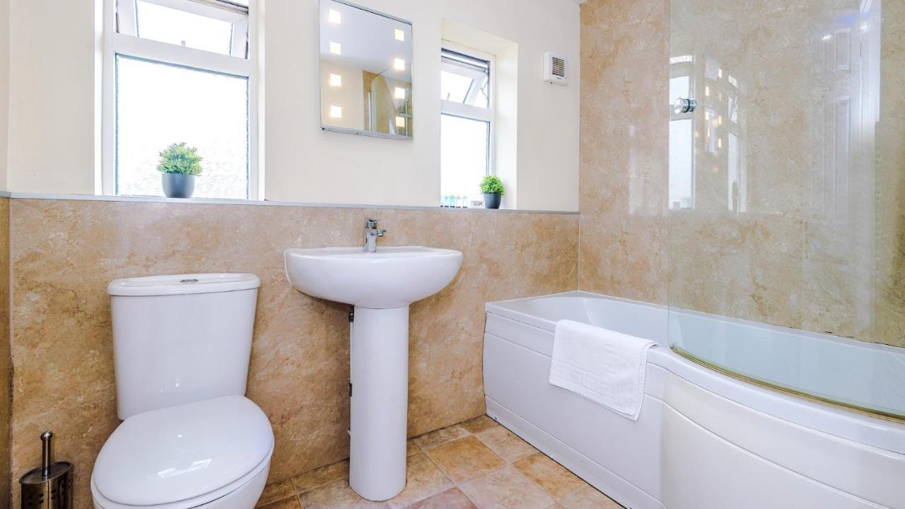 Newhall Road - 4 Bedroom Chester Home - Parking Wervin Ngoại thất bức ảnh